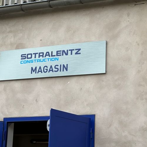 Enseignes en alu plié
