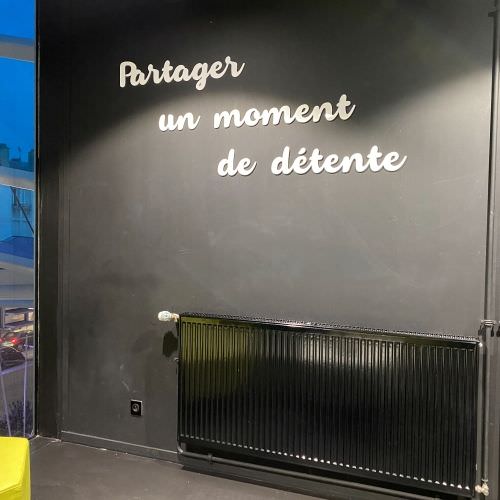 Voir le projet Signalétique en lettrage PMMA Réalisation Signalétique en lettrage PMMA Moselle