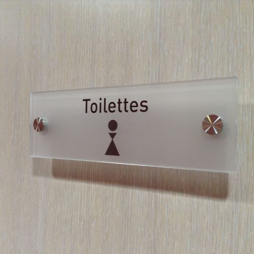 Réalisation Plaque de porte en PMMA Moselle