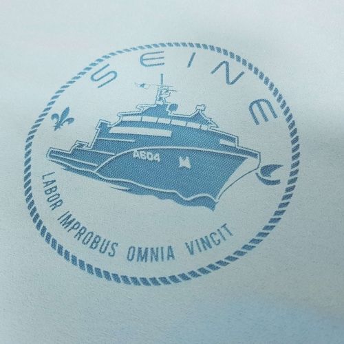 Gravure sur serviette en microfibre